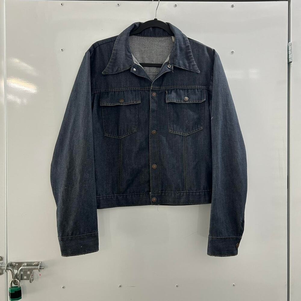 VTG 70s Dark wash denim jacket with a relaxed fit